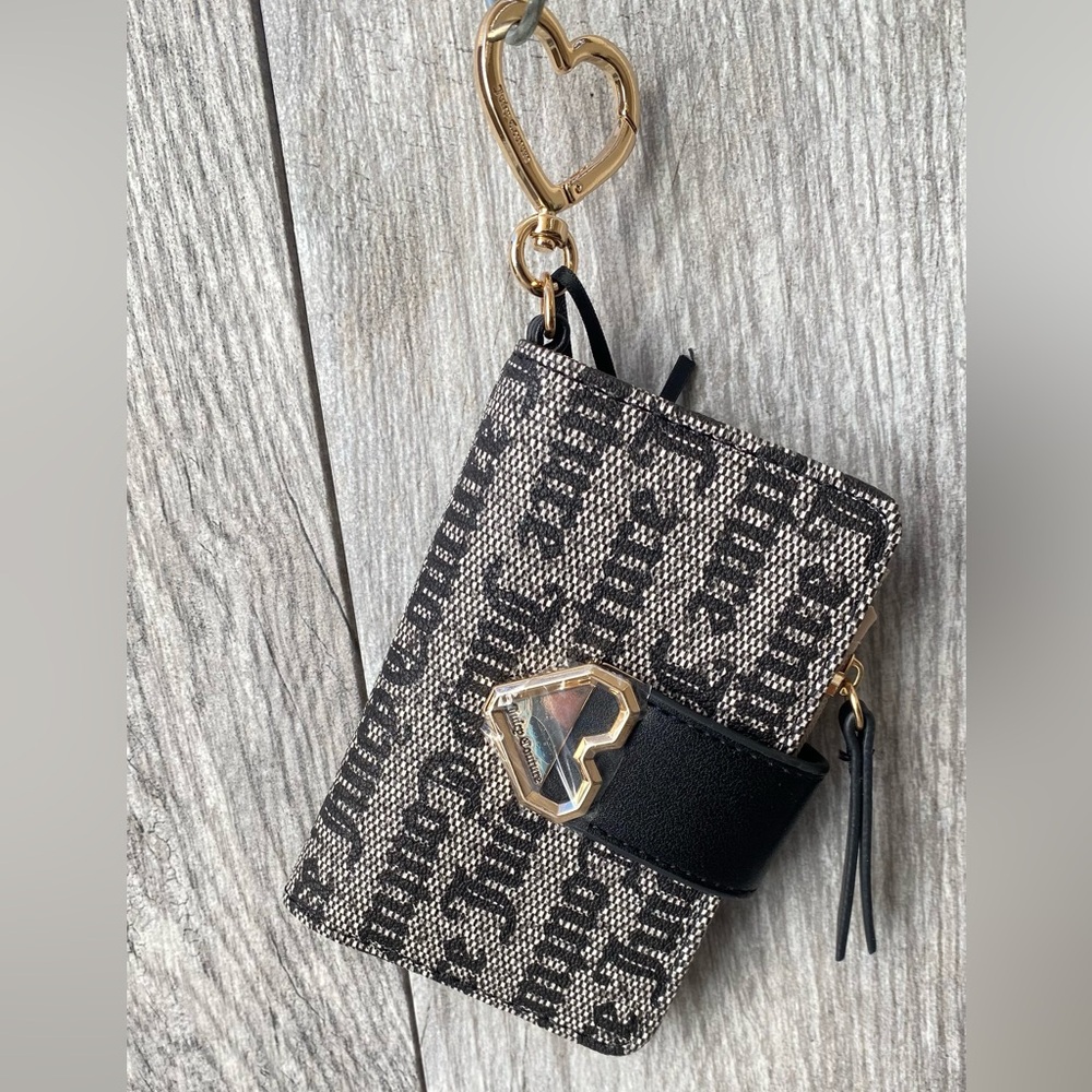 Juicy Couture Black Beige
Monogram Tab Card Wallet with Heart Keychain Charm